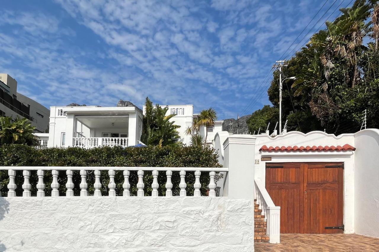 Villa On Camps Bay Drive Kapstaden Exteriör bild